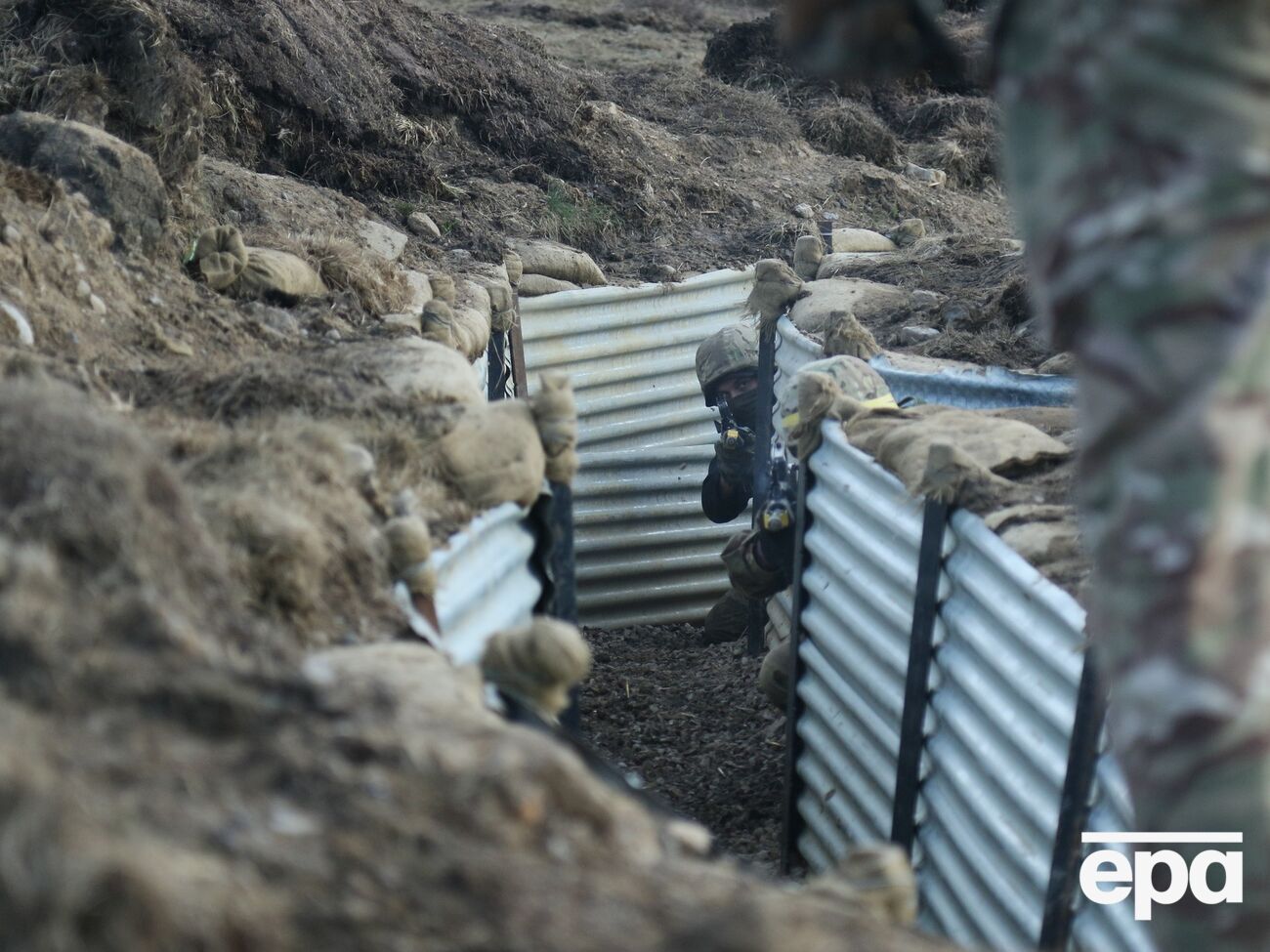 Обе стороны сосредоточили значительные силы, но избегают широкомасштабных наступательных действий, считают в минобороны Великобритании