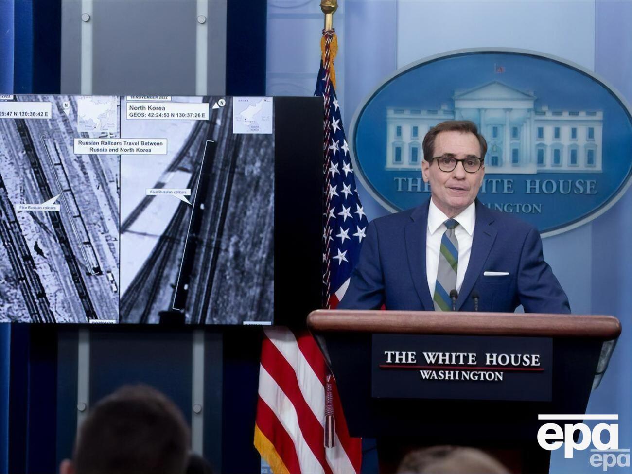 Кірбі продемонстрував супутникові знімки поїздів, які перевозять озброєння