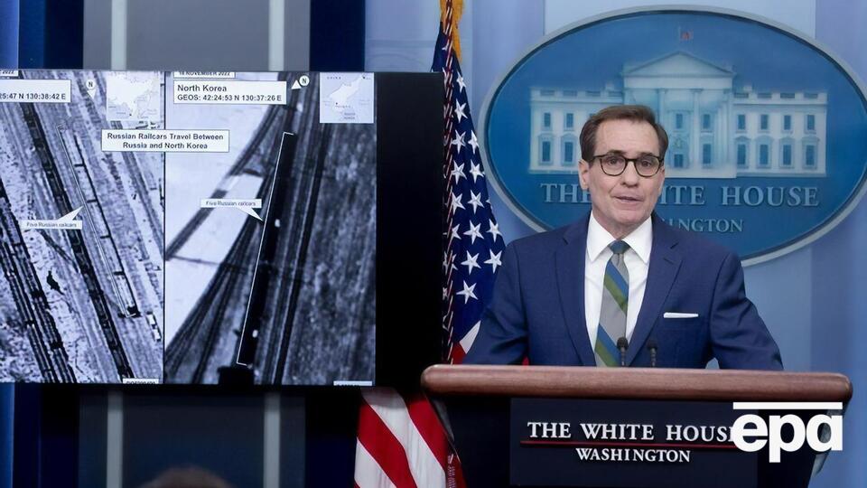 Кірбі продемонстрував супутникові знімки поїздів, які перевозять озброєння