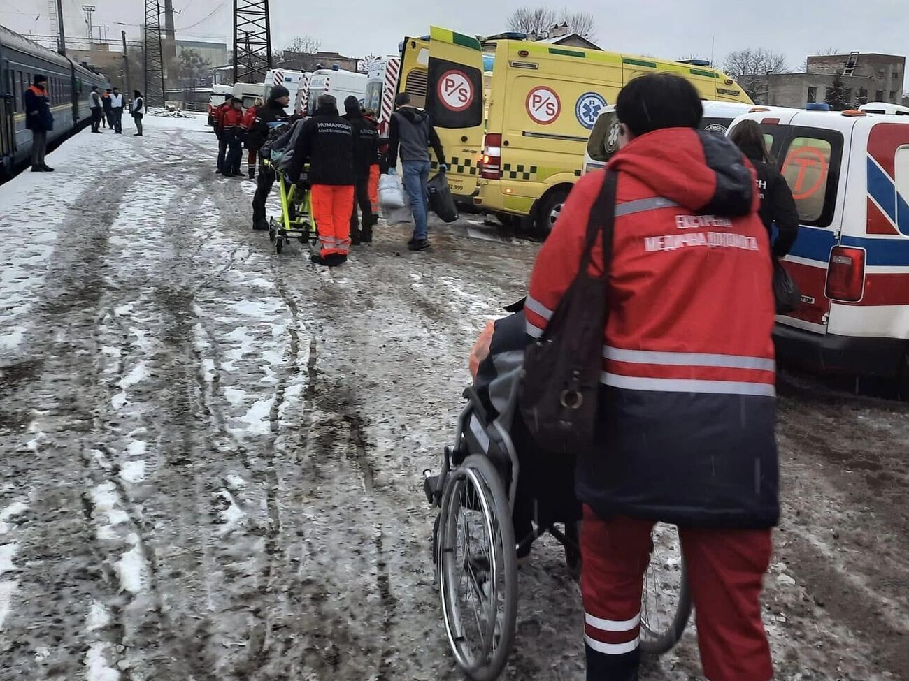Людей похилого віку, які самостійно не можуть пересуватися, до Львівської області доправили спеціальним потягом, зазначив голова Херсонської ОВА
