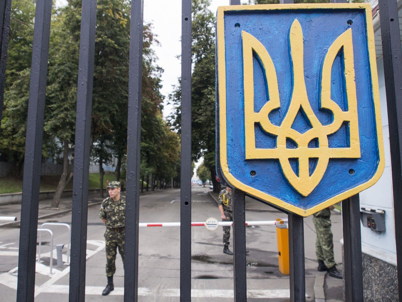 "Якщо хтось у Міноборони нагрів руки і це доведуть – злодій не встигне вибігти за периметр. Головне слово – доведуть", – заявили у відомстві