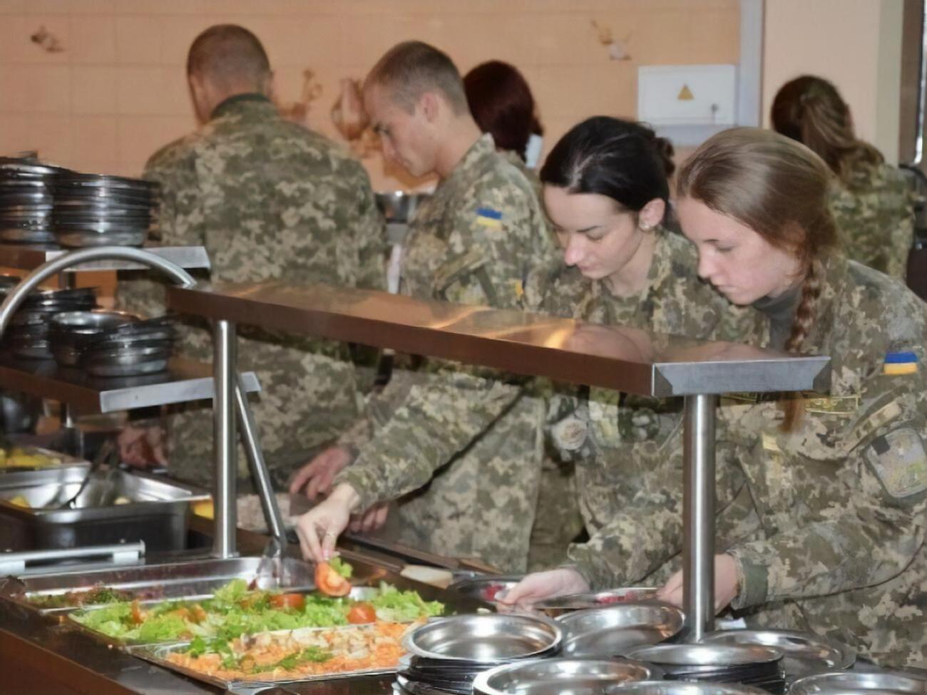 У послугу вартістю 145,8 грн входить комплект продуктів для повноцінного харчування одного військовослужбовця на добу та доправлення по всій території України, зокрема й у зону бойових дій