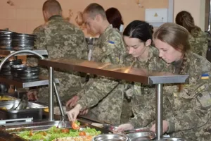 Услуга стоимостью 145,8 грн включает комплект продуктов для полноценного питания одного военнослужащего в сутки и доставку по всей территории Украины, в частности и в зону боевых действий