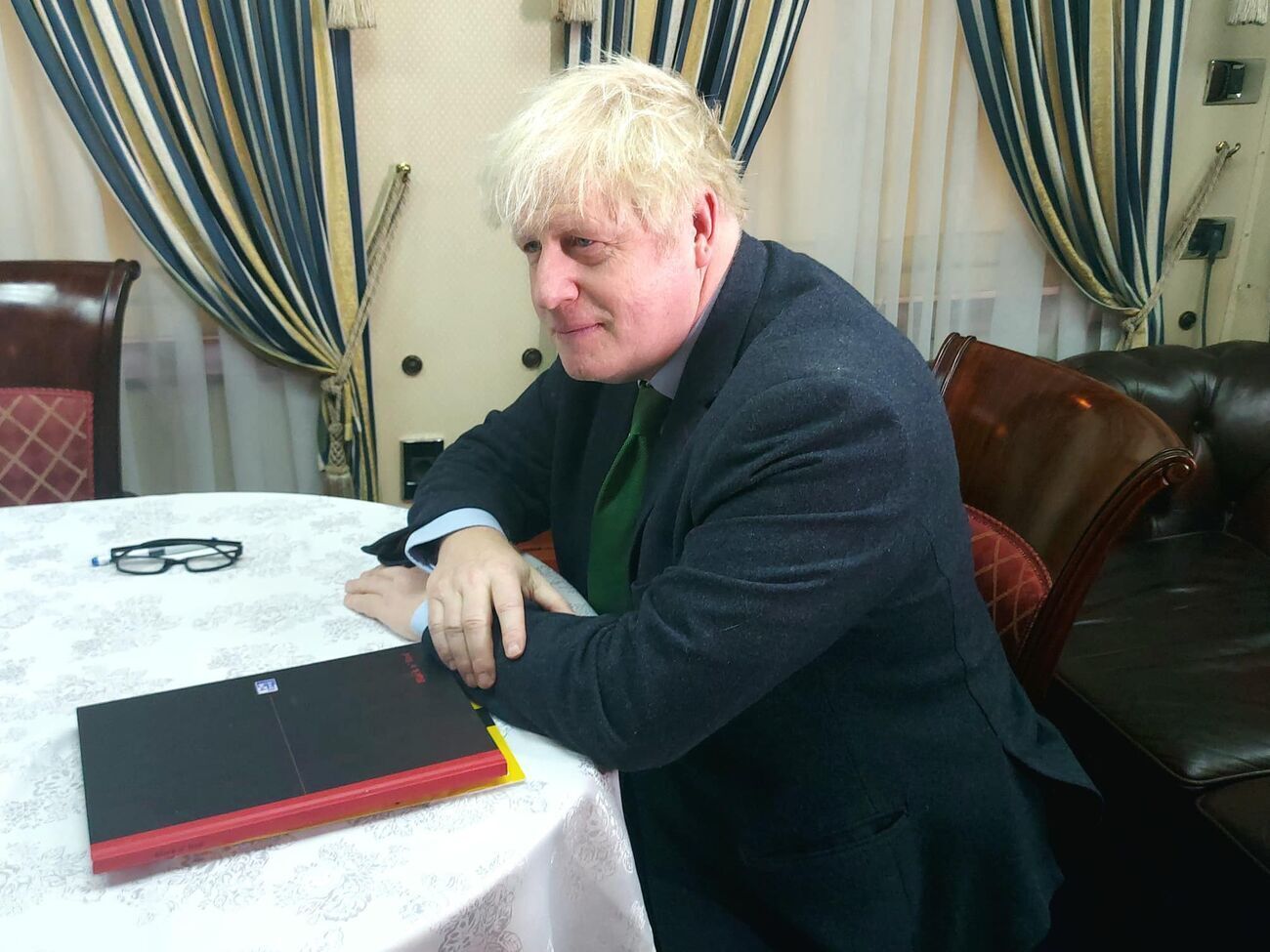 Джонсон во время приезда в Киев прогулялся по центральному железнодорожному вокзалу