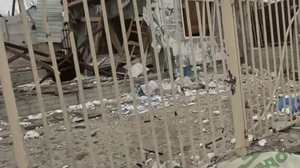 Российские снаряды попали в здание в поселке Антоновка, отметил Янушевич