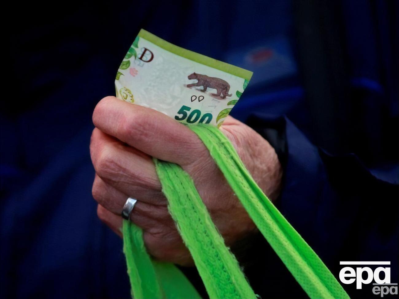 Аргентинские песо (на фото) и бразильские реалы могут уступить место новой общей валюте стран Южной Америки