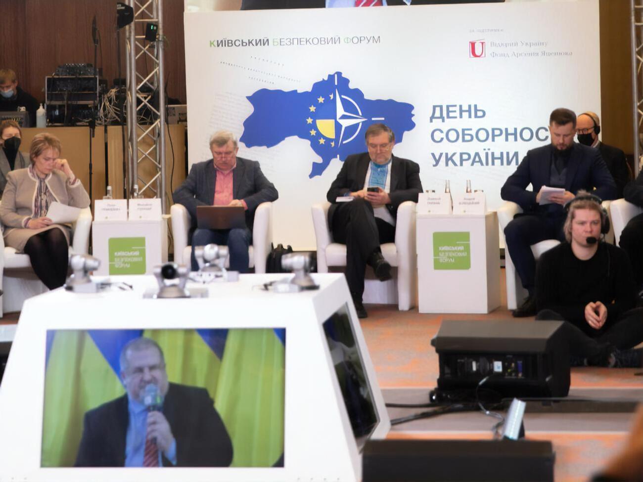 На форумі обговорюють проблеми війни та миру, національної і світової безпеки