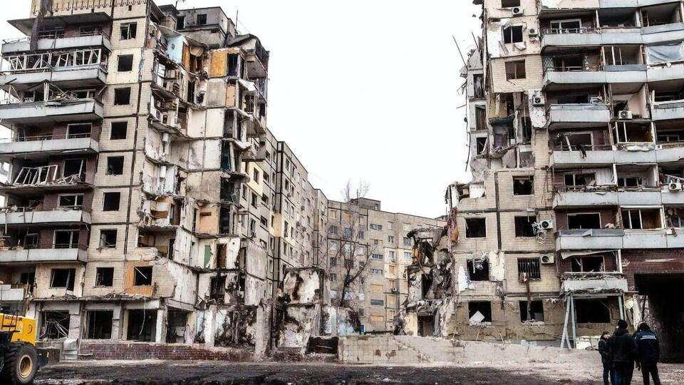 Через російську ракетну атаку зруйновано 72 і пошкоджено 282 квартири у двох під'їздах багатоповерхівки у Дніпрі, зазначили в поліції