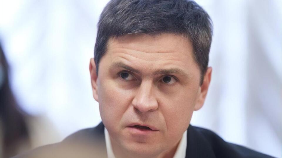 Подоляк пояснил, что Россия лжет об использовании Украиной АЭС в военных целях, чтобы "прикрыть" свои действия на ЗАЭС