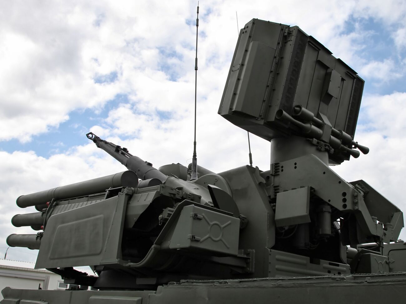 Журналисты отмечают, что "Панцирь-С1" предназначен в том числе для защиты от беспилотников