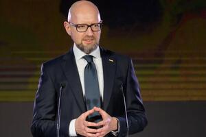 Яценюк заявив, що для виробництва зброї важливі не тільки потужності, а й кадри