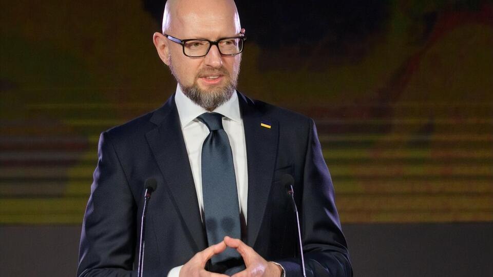 Яценюк заявил, что для производства оружия важны не только мощности, но и кадры