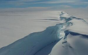Айсберг откололся из-за распространения трещин на леднике