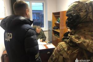 Підозрюваних затримали на отриманні $3 тис.