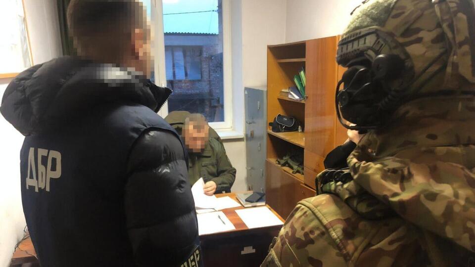 Подозреваемых задержали при получении $3 тыс.