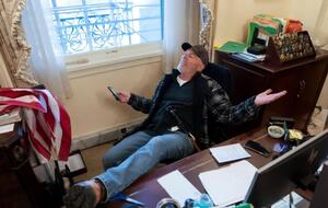 Во время штурма Капитолия Барнетт ворвался в кабинет Пелоси