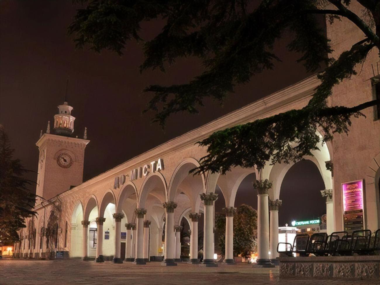 В Симферополе раздались взрывы, некоторые из них были хорошо слышны в районе железнодорожного вокзала