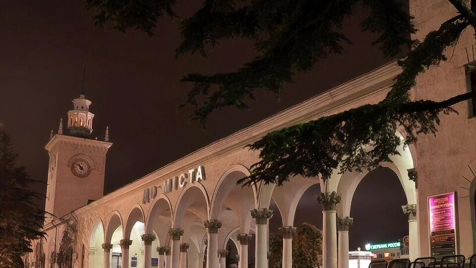 В Симферополе раздались взрывы, некоторые из них были хорошо слышны в районе железнодорожного вокзала