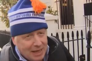 Джонсону в Києві подарували фірмову шапку від "Укрзалізниці"