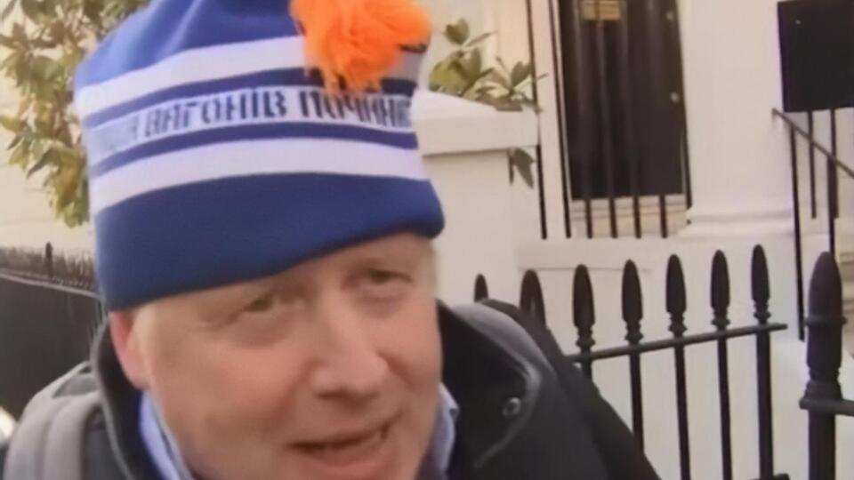 Джонсону в Києві подарували фірмову шапку від "Укрзалізниці"