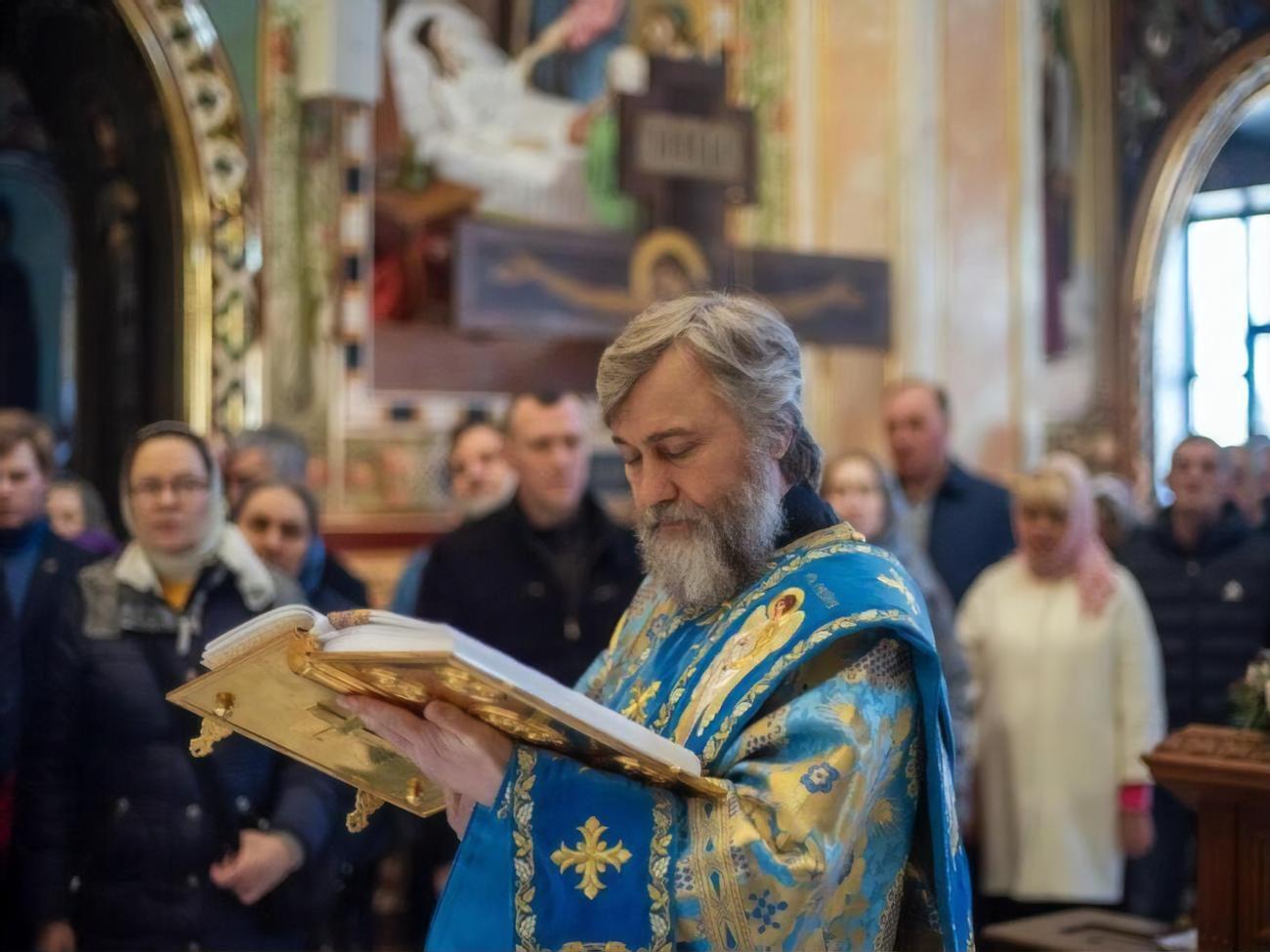 Новинский является клириком УПЦ МП