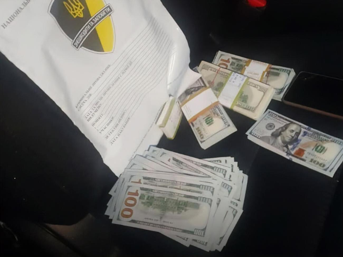 Мэра и депутата горсовета задержали при получении части взятки, сообщили в НАБУ