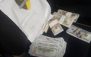 Мэра и депутата горсовета задержали при получении части взятки, сообщили в НАБУ