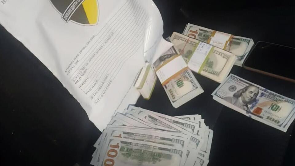 Мера й депутата міськради затримали під час отримання частини хабаря, повідомили в НАБУ