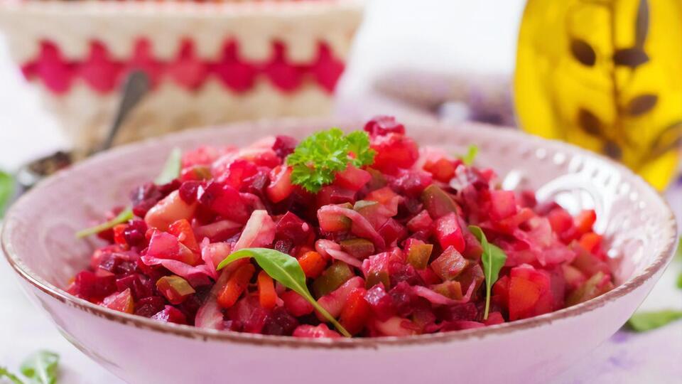 Винегрет по рецепту Клопотенко подается со специальным соусом