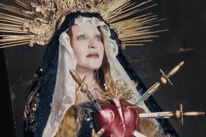 Мадонна является одним из режиссеров фильма и исполнительницей главных ролей