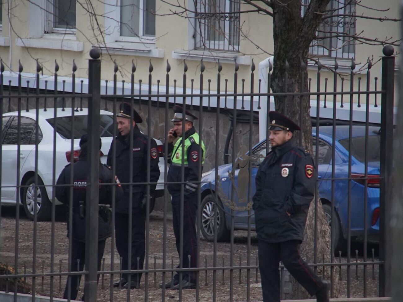 Возле здания "суда" силовики задерживали активистов