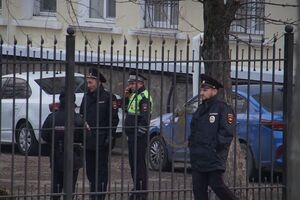 Возле здания "суда" силовики задерживали активистов