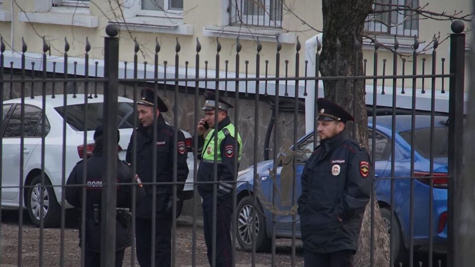 Возле здания "суда" силовики задерживали активистов