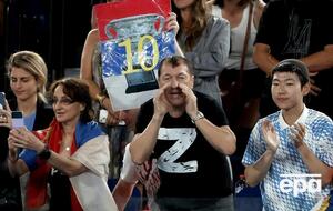 Мужчина в футболке с Z находился на трибуне Australian Open