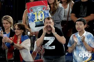 Чоловік у футболці із Z перебував на трибуні Australian Open