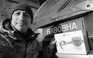 Собченко працював над меморіалами воїнам УНР, воював із початку російської агресії, його нагороджено орденами "За мужність"