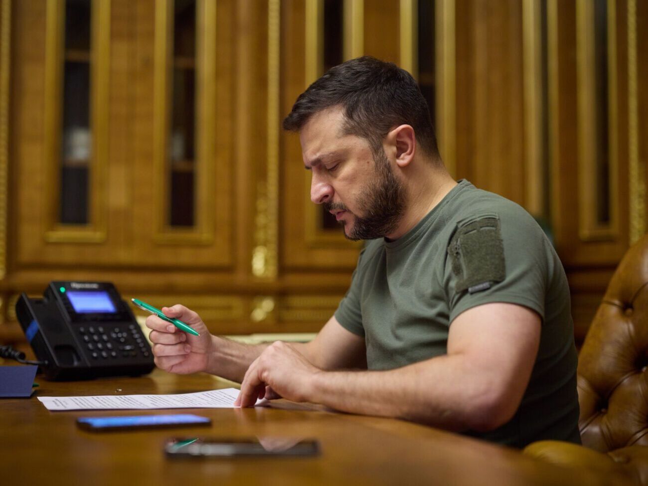 Зеленський (на фото) розповів, що у розмові зі Столтенбергом обговорив розблокування принципово нових видів озброєння для України