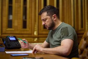 Зеленський (на фото) розповів, що у розмові зі Столтенбергом обговорив розблокування принципово нових видів озброєння для України