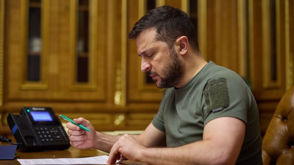 Зеленський (на фото) розповів, що у розмові зі Столтенбергом обговорив розблокування принципово нових видів озброєння для України