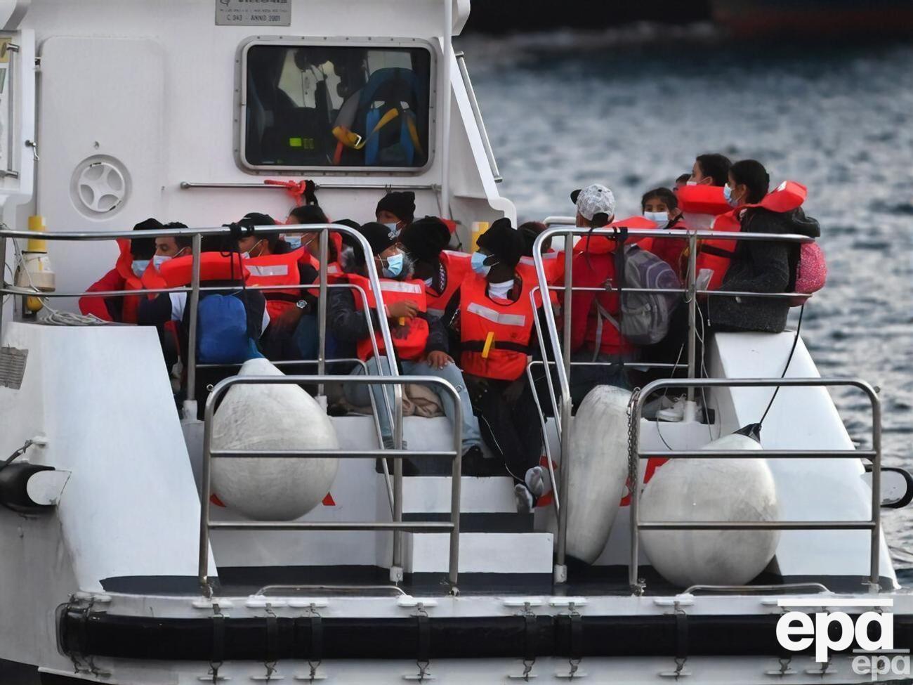 Спасли около 100 человек с затонувшей лодки