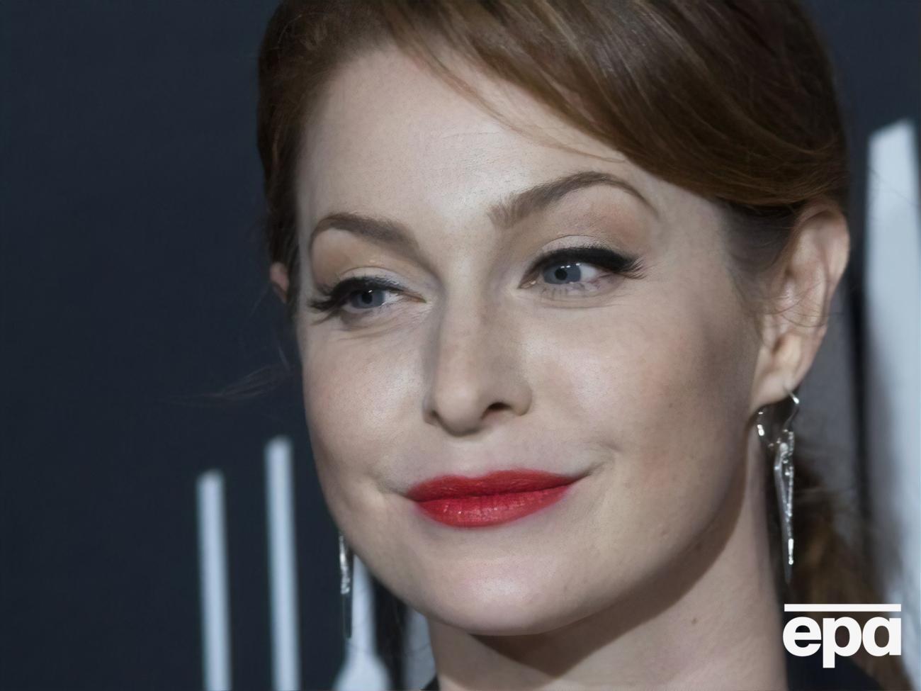 По словам Бьянко, она не могла оказать сопротивление певцу, так как была без сознания