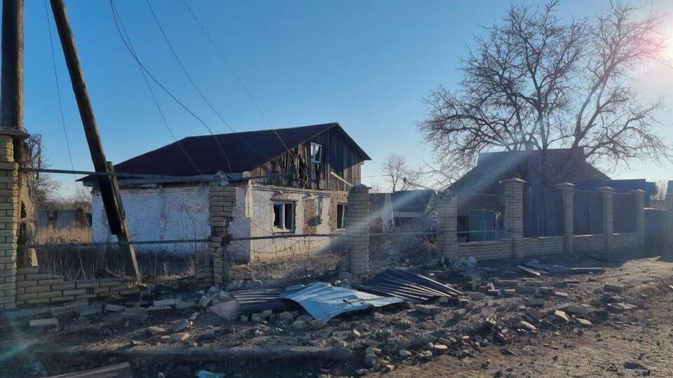 Росіяни завдали удару по Очеретиному з артилерії, зруйнували щонайменше три приватні будинки, зазначили в Донецькій ОВА