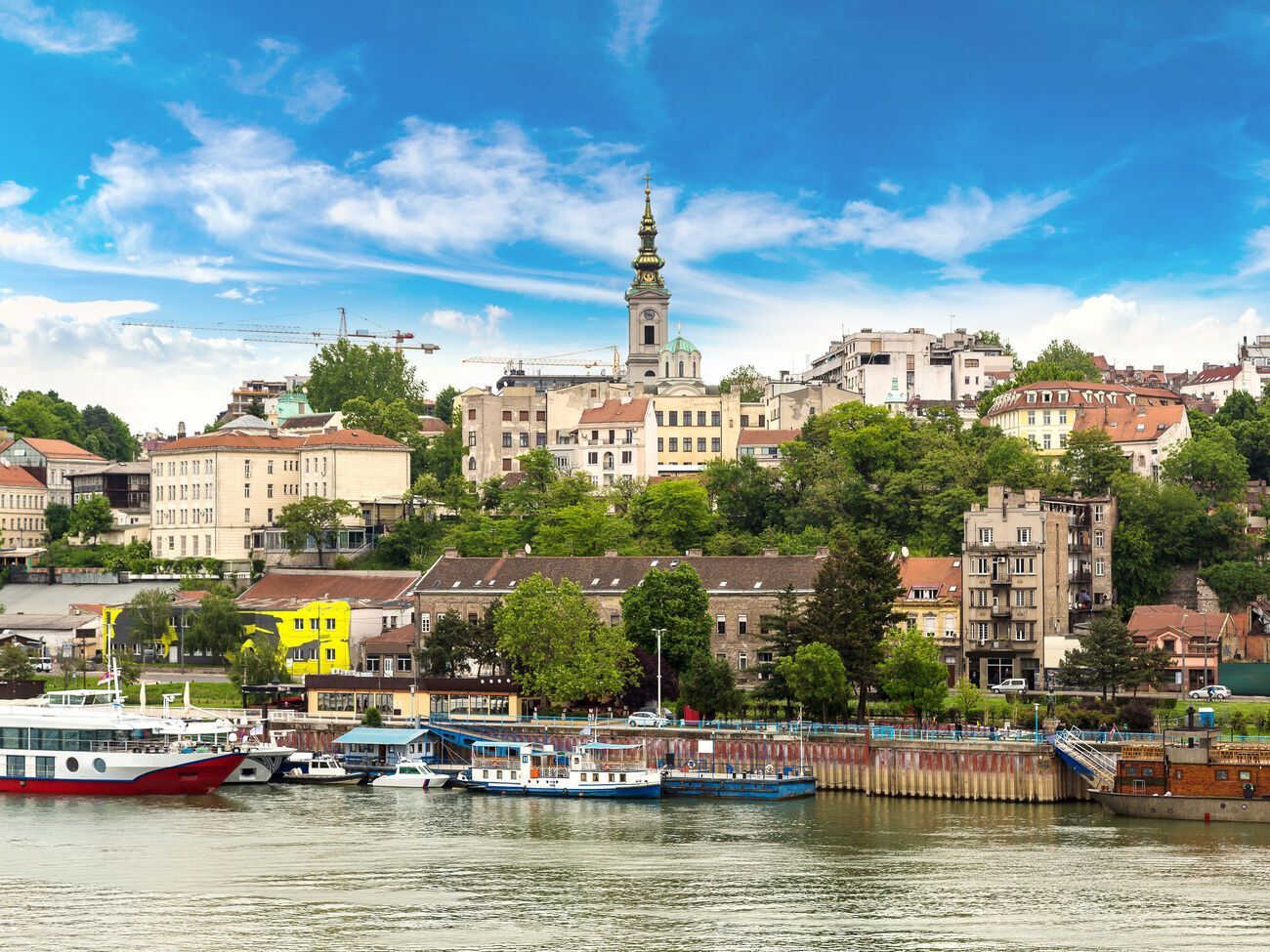 Сербия не присоединялась к западным санкциям против РФ, так как это не отвечало ее интересам, объяснил глава сербского МИД