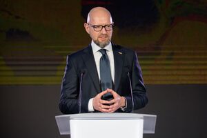 Яценюк: Ідеться про світовий порядок. Я впевнений, що вільний світ ухвалить рішення надати Україні більше озброєнь для захисту свободи й суверенітету