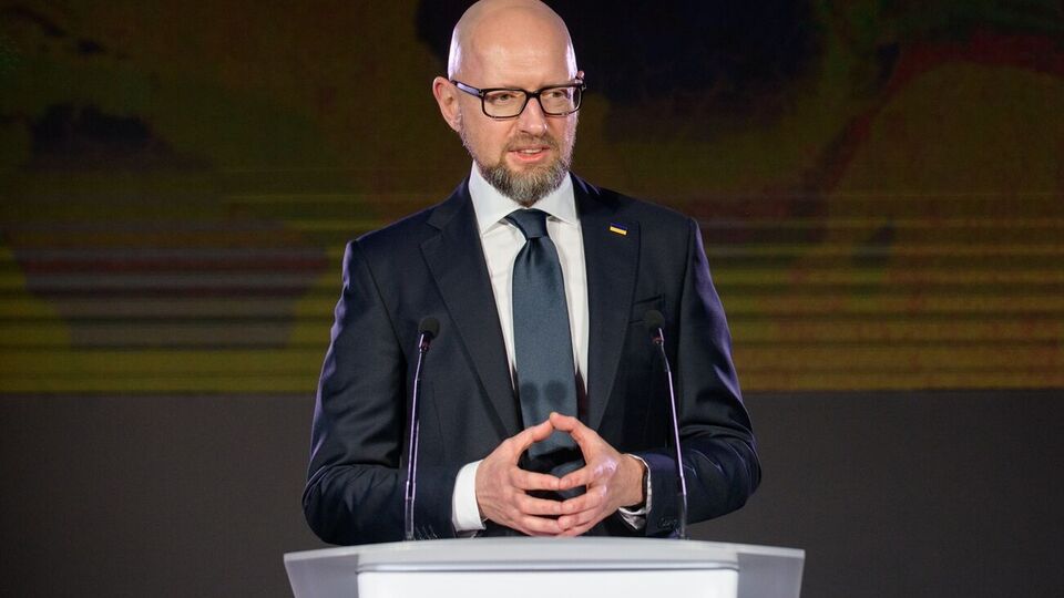 Яценюк: Ідеться про світовий порядок. Я впевнений, що вільний світ ухвалить рішення надати Україні більше озброєнь для захисту свободи й суверенітету