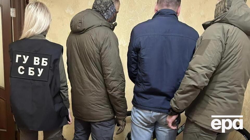 По данным следствия, подполковник передавал РФ схемы размещения блокпостов области и другую секретную информацию