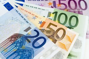 ЄС вивчає варіанти використання заморожених російських активів на користь України
