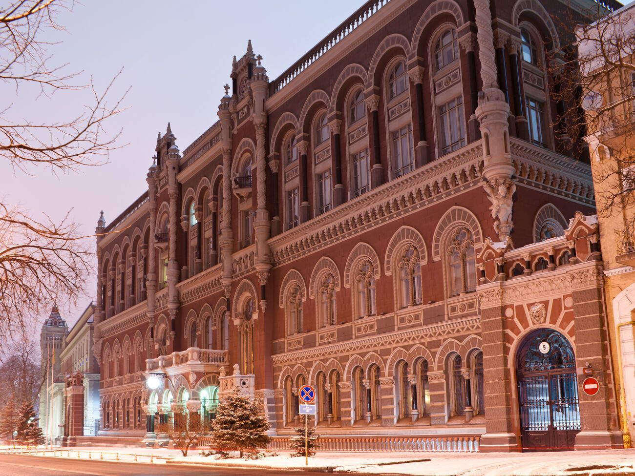 Обновленный прогноз Нацбанка предполагает сохранение учетной ставки на уровне 25% по меньшей мере до конца первого квартала 2024 года
