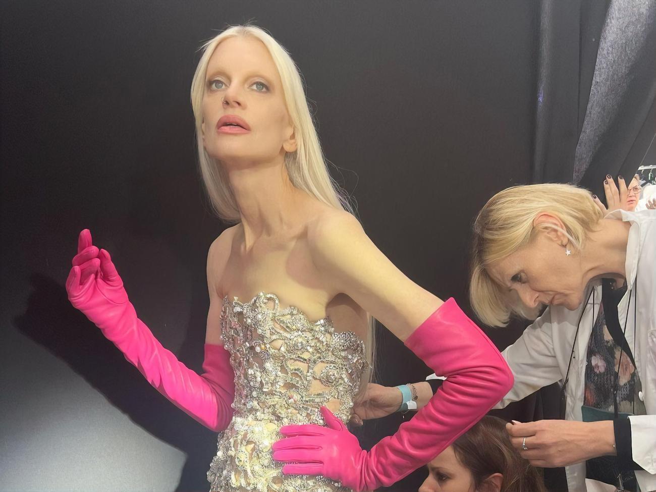 Макменамі після падіння продовжила дефіле босоніж