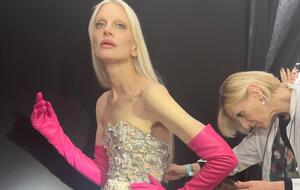 Макменами после падения продолжила дефиле босой